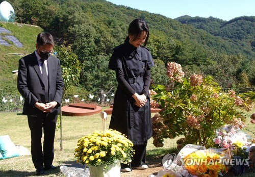 윤석열 대통령 부인 김건희 여사가 지난 12일 양부모의 학대와 방치로 숨진 '정인이 사건' 2주기를 하루 앞두고 경기 양평 안데르센 메모리얼 파크를 찾아 고인을 추모하고 있다.  [대통령실 제공]